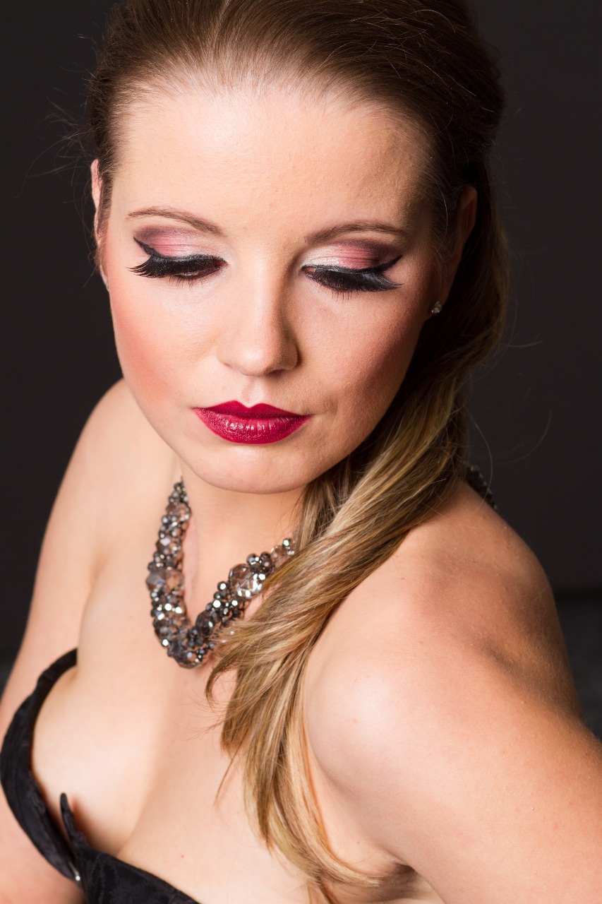 Nevěsta po líčení, svatební make-up